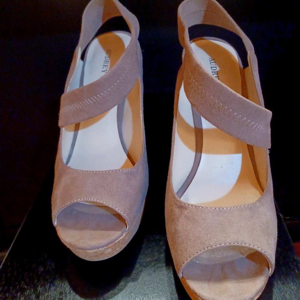 AUDREY BROOKE WEDGE HEEL WOMENS CORK WEDGE OPEN TOE FAUX SUEDE TAUPE/TAN SIZE 8